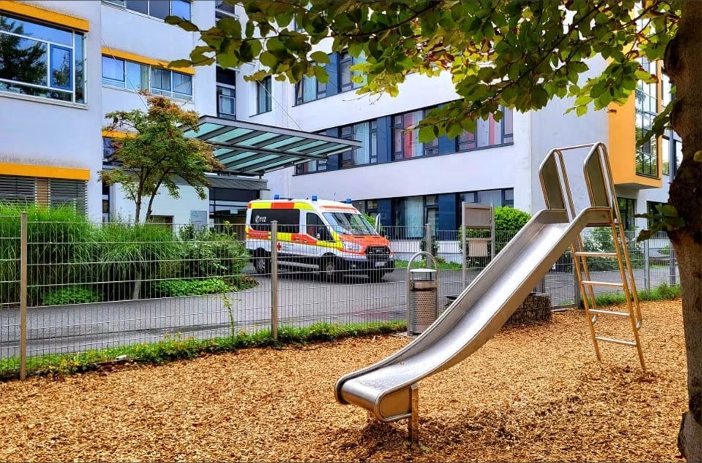 Kinderklinik Fürth mit Rett-Fahrzeug am Spielplatz